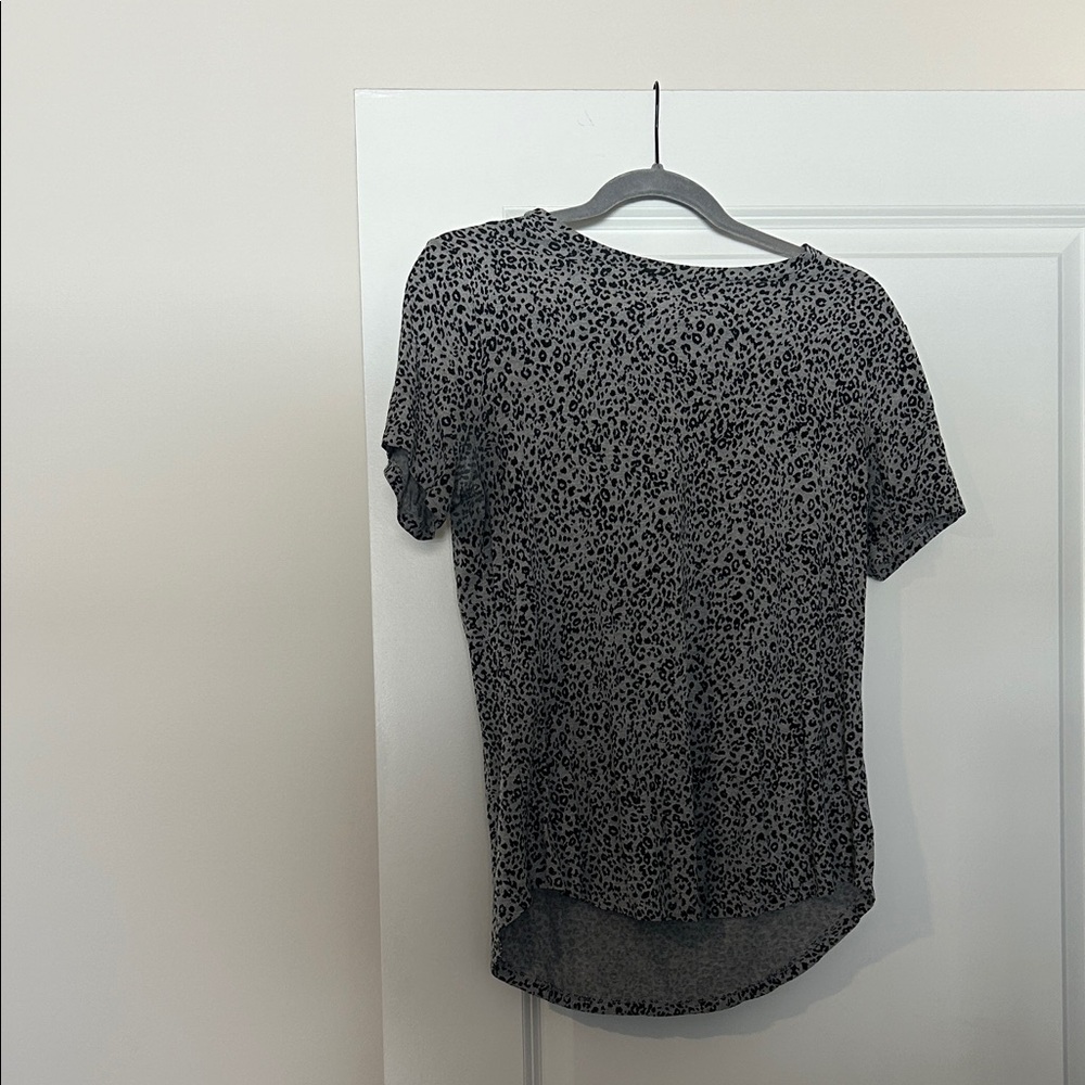 Old Navy Black and Gray Leopard Print Women's Tee
